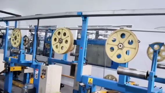 深圳光博會(huì)揭幕，AR眼鏡用上一個(gè)光機(jī)驅(qū)動(dòng)雙眼，超3800家企業(yè)參展 